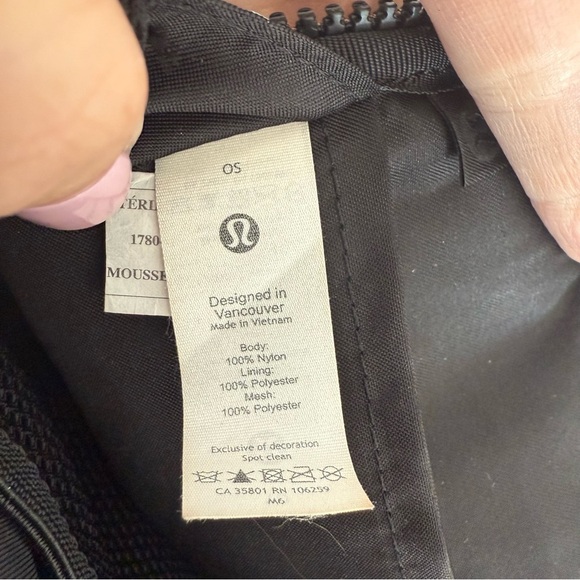 Lululemon Easy Access Crossbody Black - Picture 4 of 5